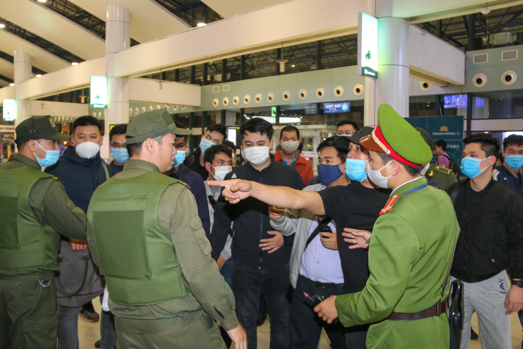 Diễn tập khẩn nguy đối phó với tình huống gây rối trật tự công cộng tạ nhà ga hành khách T1- Cảng HKQT Nội Bài - Ảnh 15.