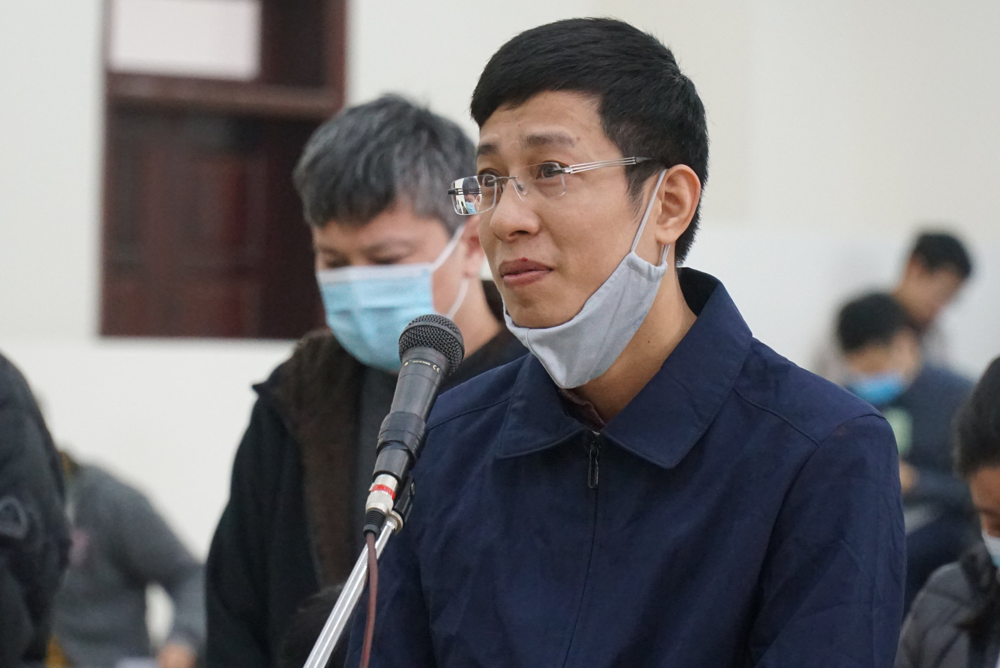Cựu Giám đốc CDC Hà Nội nâng khống giá máy xét nghiệm bị đề nghị đến 11 năm tù - Ảnh 3.