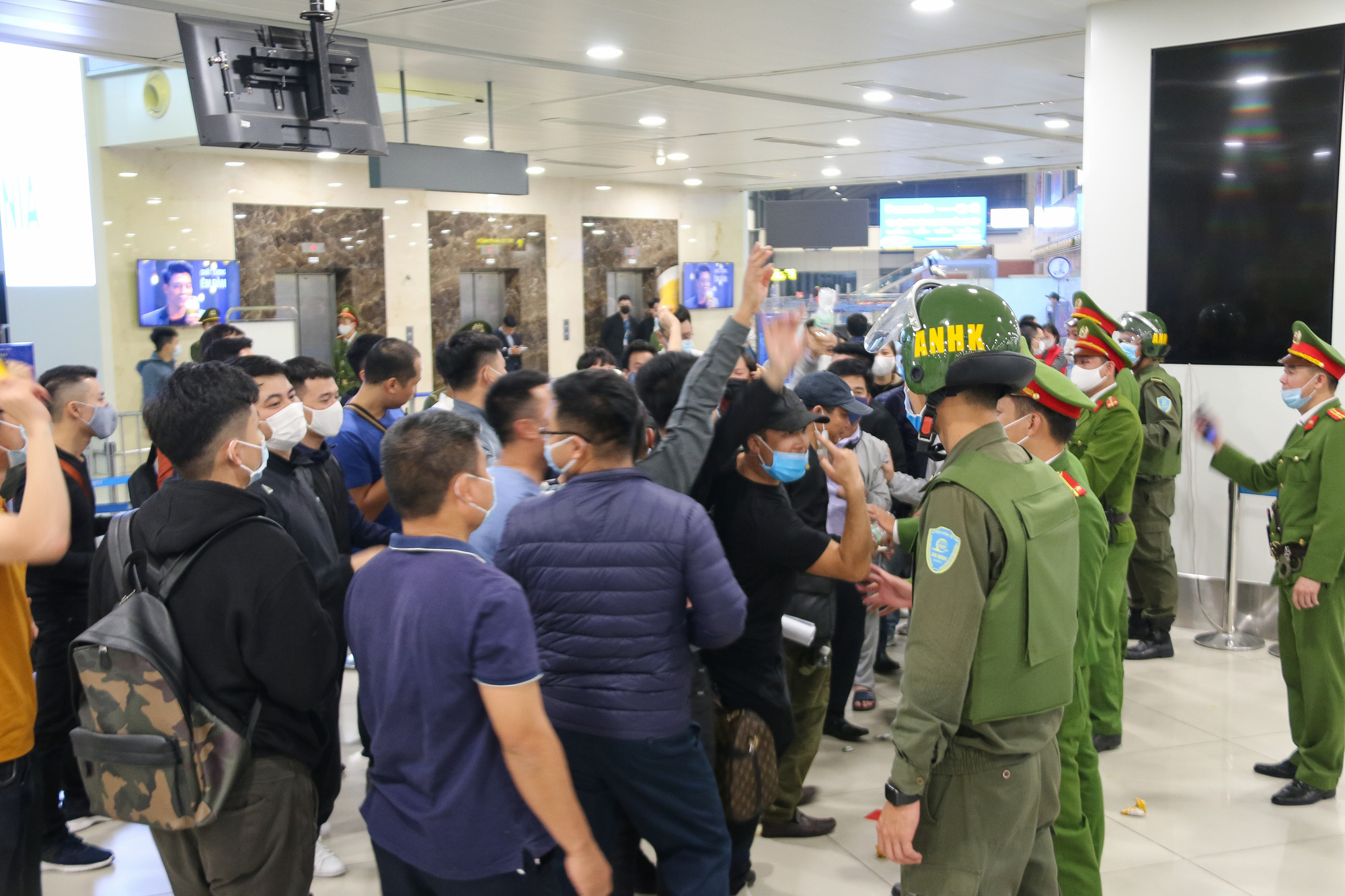 Diễn tập khẩn nguy đối phó với tình huống gây rối trật tự công cộng tạ nhà ga hành khách T1- Cảng HKQT Nội Bài - Ảnh 7.