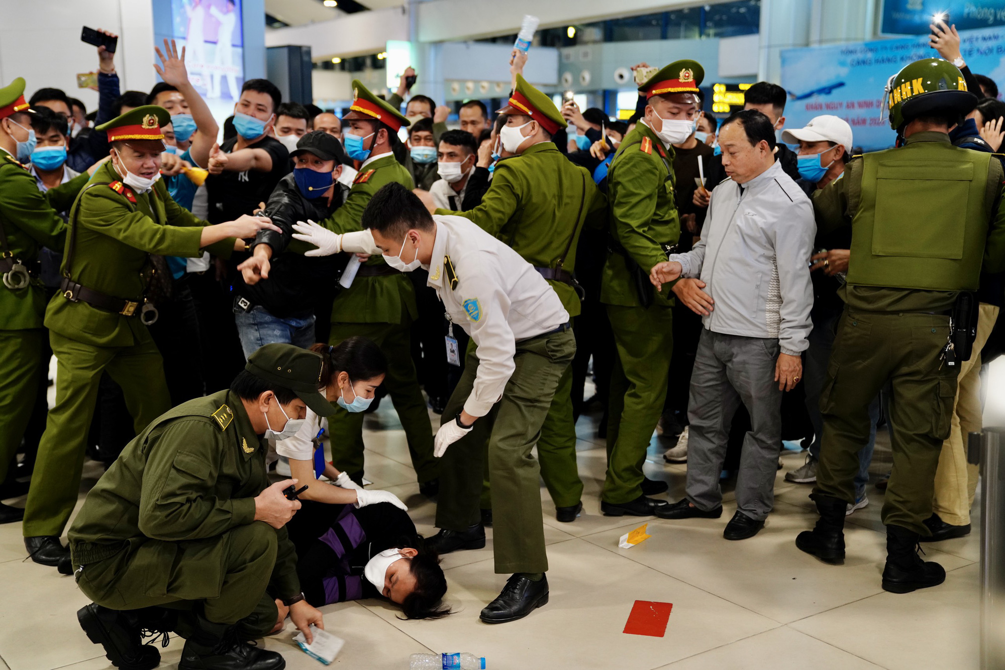 Diễn tập khẩn nguy đối phó với tình huống gây rối trật tự công cộng tạ nhà ga hành khách T1- Cảng HKQT Nội Bài - Ảnh 10.
