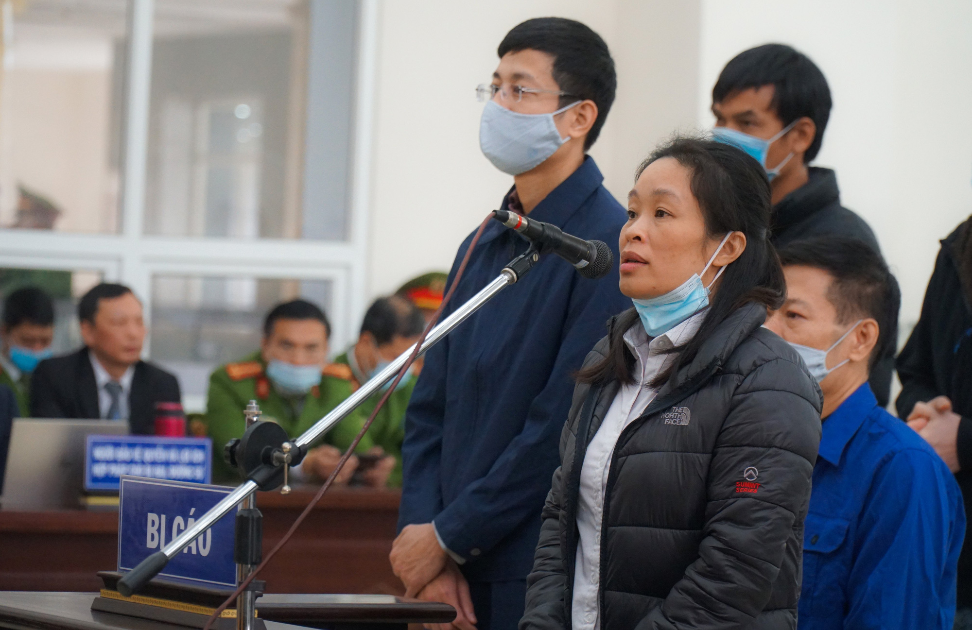 Cựu Giám đốc CDC Hà Nội nâng khống giá máy xét nghiệm bị đề nghị đến 11 năm tù - Ảnh 2.