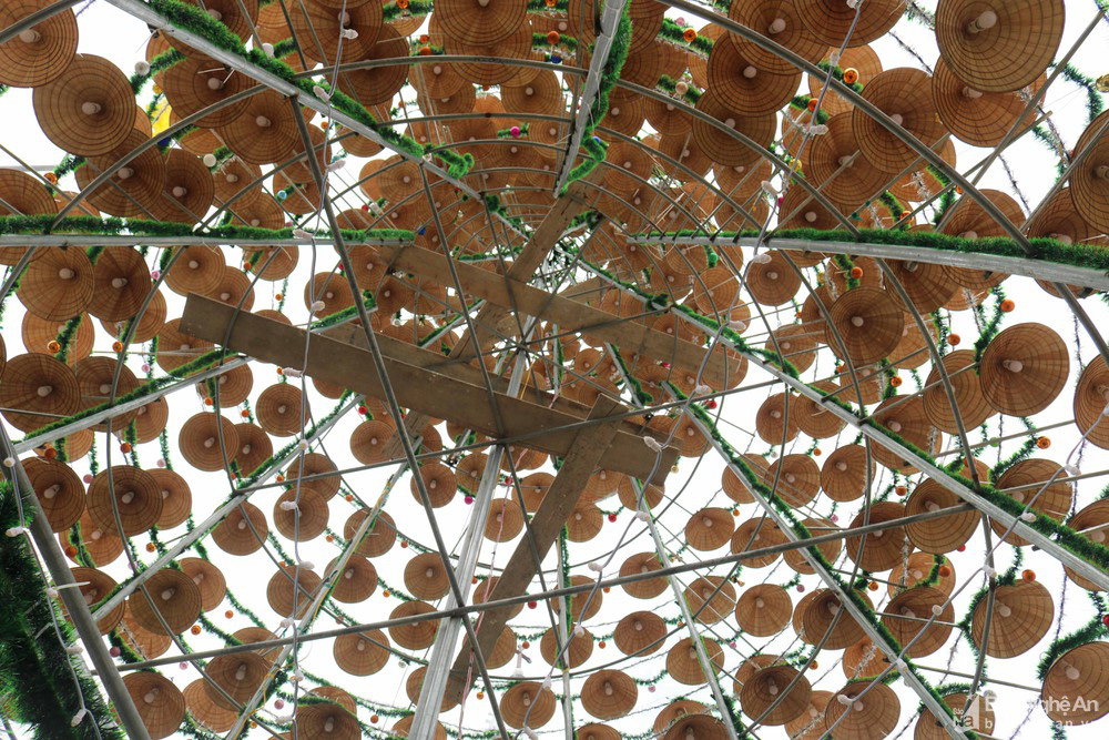 Nghệ An: Cây thông giáng sinh cao gần 21m làm từ hơn 1.000 chiếc nón lá - Ảnh 5.