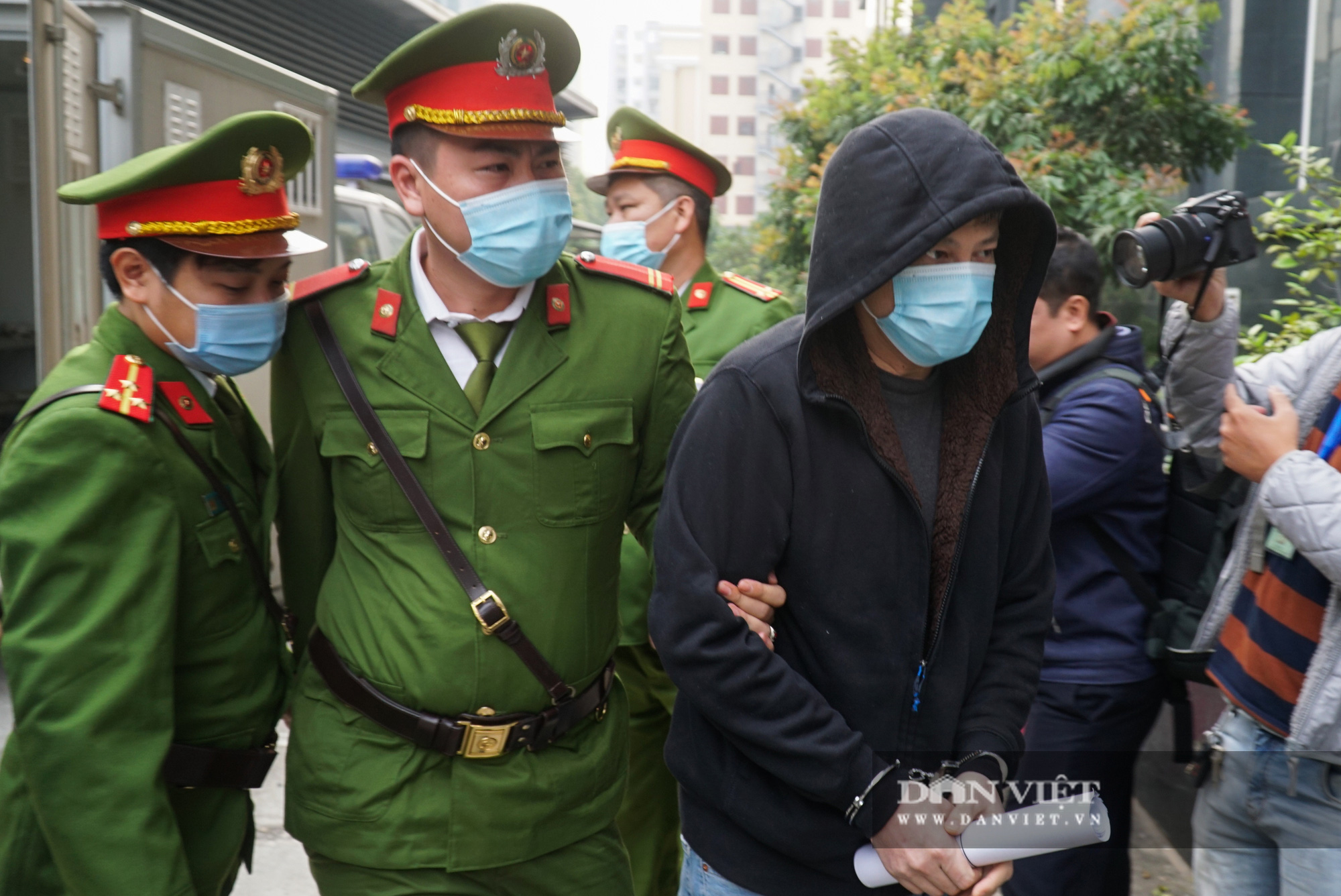 Toàn cảnh phiên toà xét xử Nguyễn Nhật Cảm cùng 9 đồng phạm  - Ảnh 4.