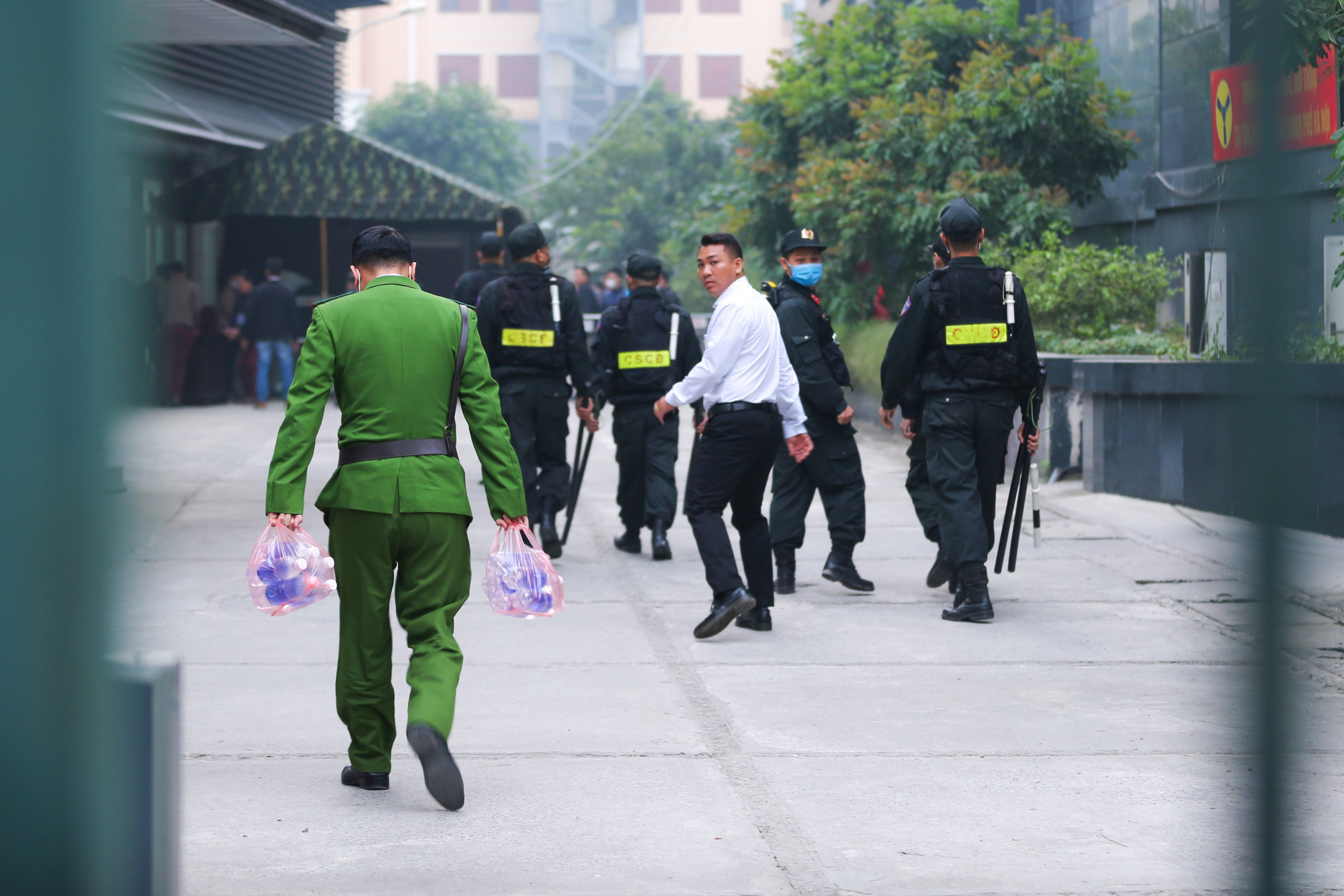An ninh thắt chặt ở phiên xử kín ông Nguyễn Đức Chung - Ảnh 5.