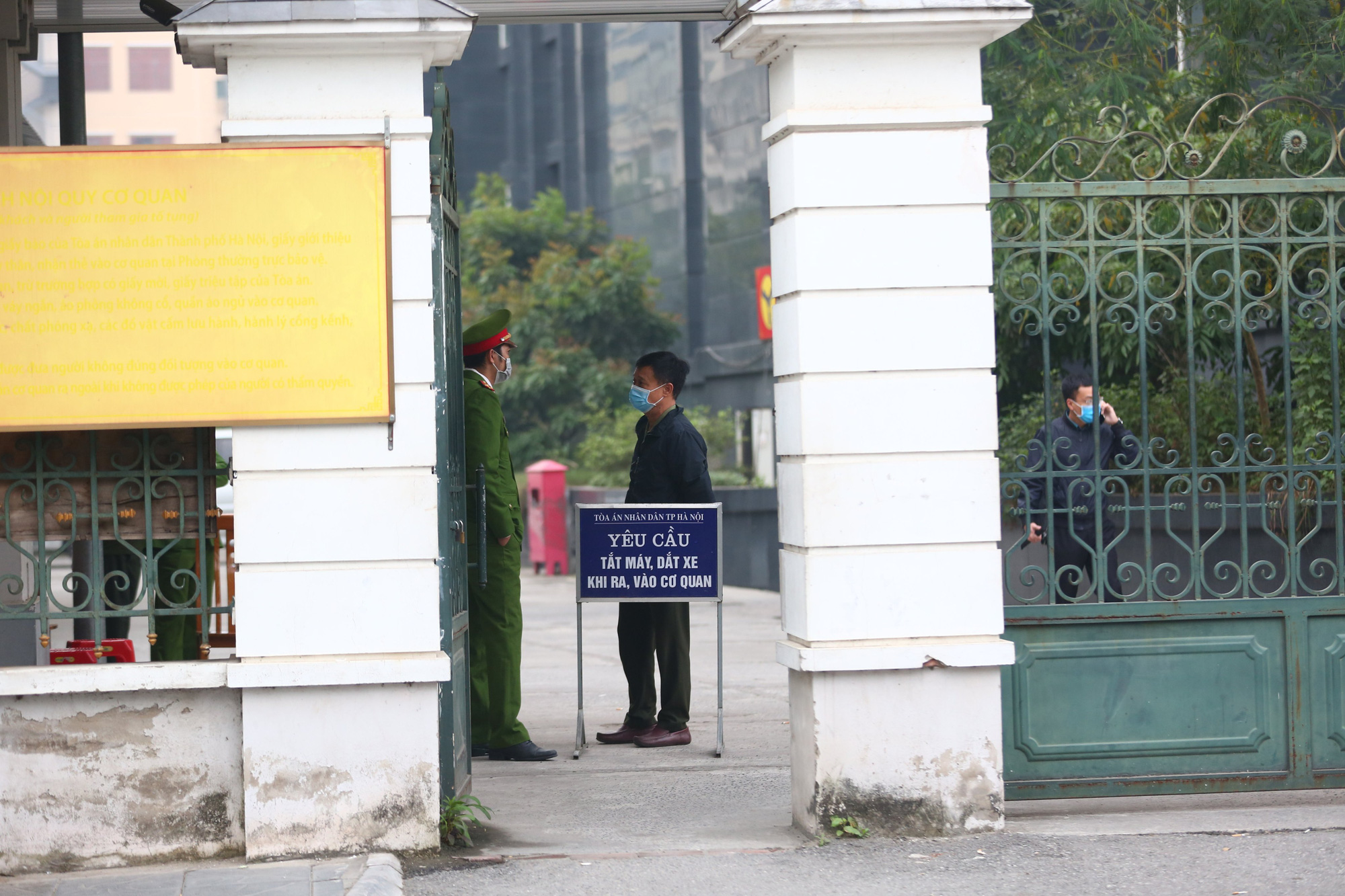 An ninh thắt chặt ở phiên xử kín ông Nguyễn Đức Chung - Ảnh 2.