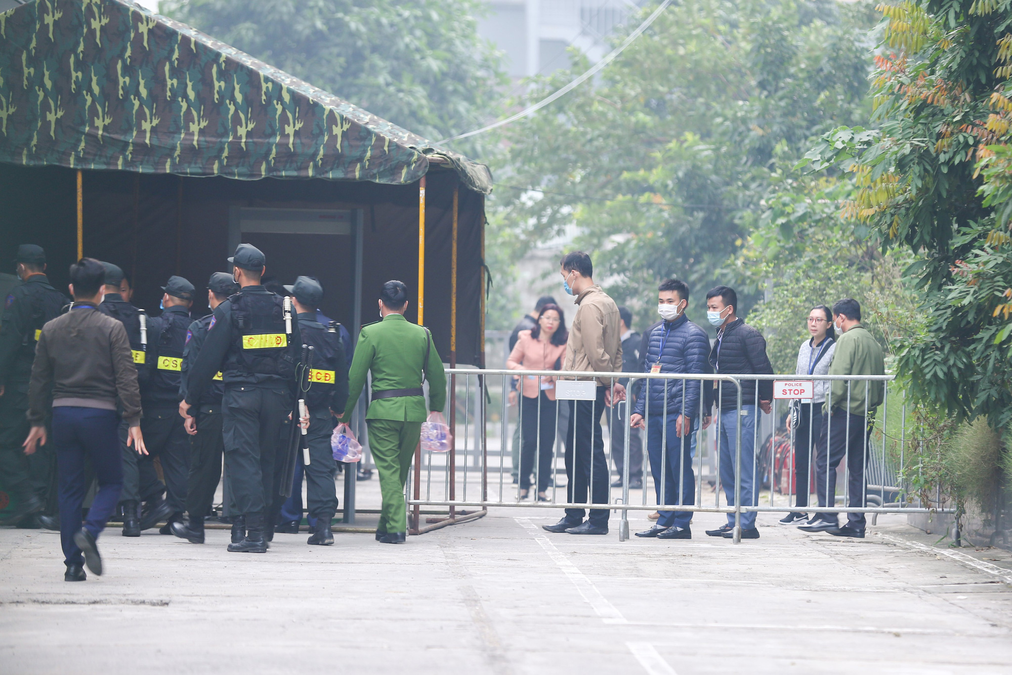 An ninh thắt chặt ở phiên xử kín ông Nguyễn Đức Chung - Ảnh 4.