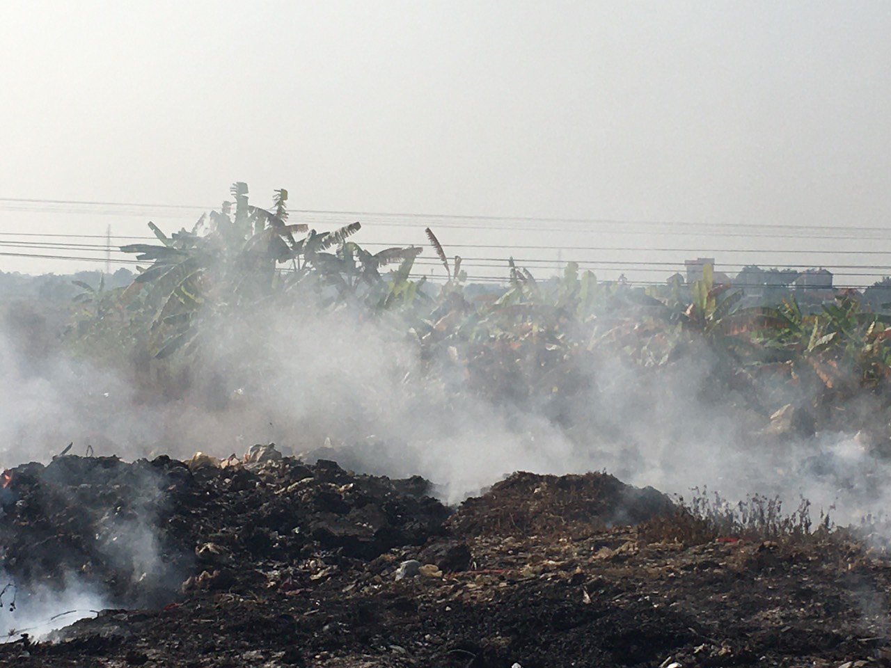 Hải Dương: Dân kêu trời trước nạn đốt trộm rác thải ở thị trấn Cẩm Giang - Ảnh 2.
