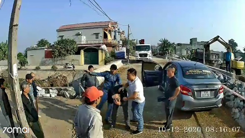 Nhóm côn đồ ở Thái Bình đập phá xe khách, chặn đường đánh tài xế - Ảnh 2.