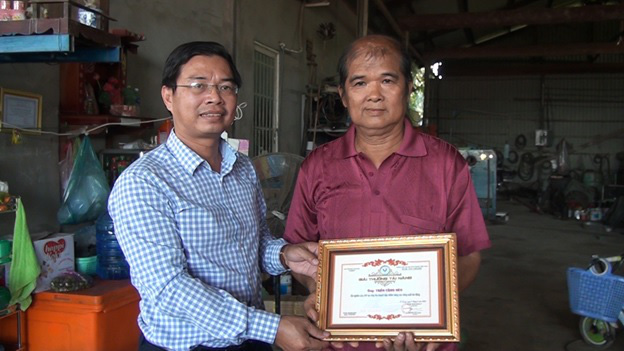 Một nông dân tỉnh An Giang sáng chế máy thu hoạch bắp liên hoàn được trao Giải thưởng tài năng - Ảnh 1.