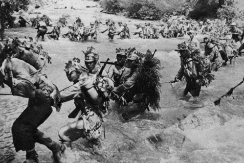 1.000 lính phát xít Nhật băng qua đầm lầy và bữa tiệc máu của cá sấu - Ảnh 1.