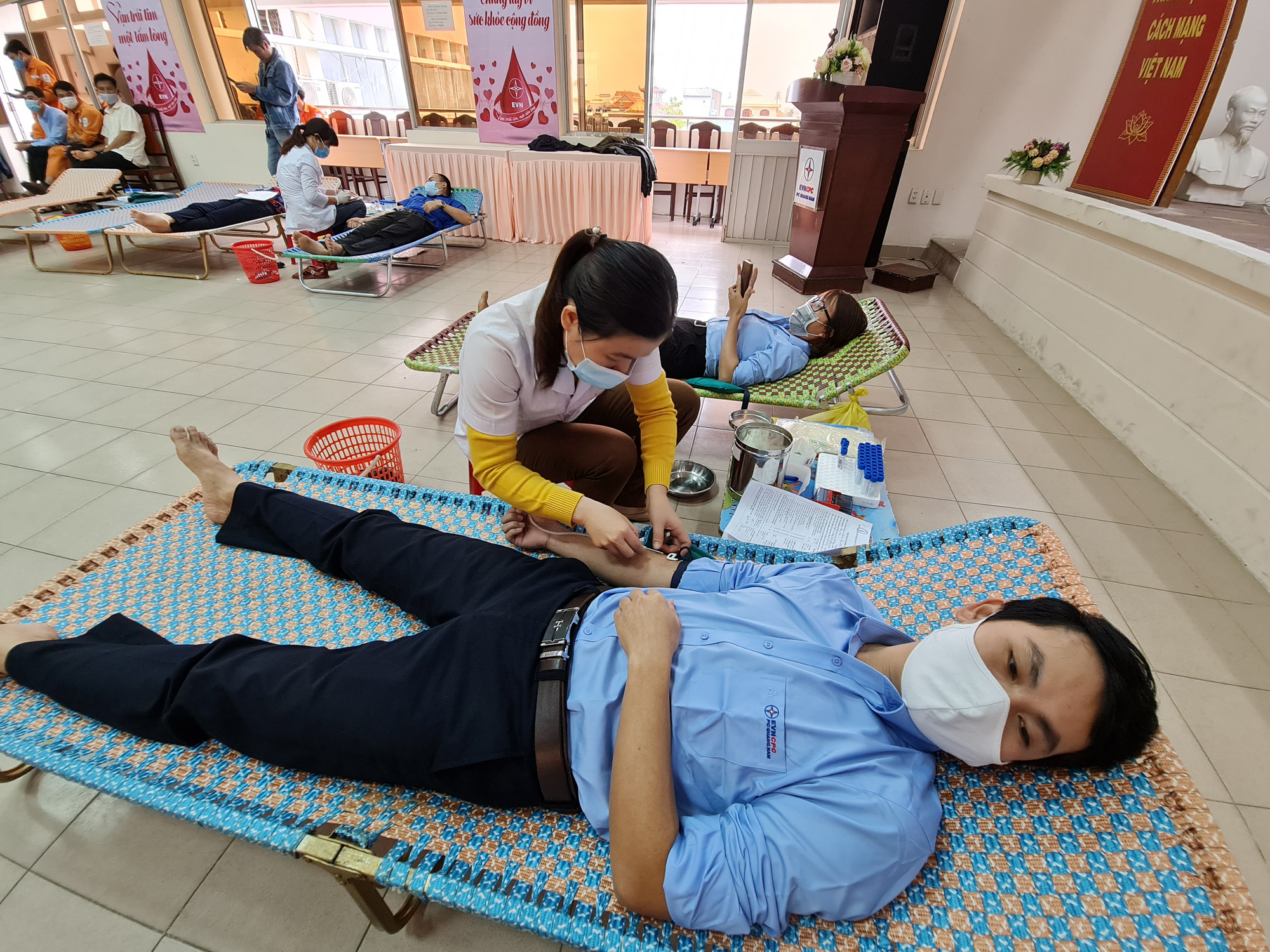 Công ty Điện lực Quảng Nam hiến 100 đơn vị máu cứu người - Ảnh 8. Công ty Điện lực Quảng Nam hiến 100 đơn vị máu cứu người - Ảnh 8.
