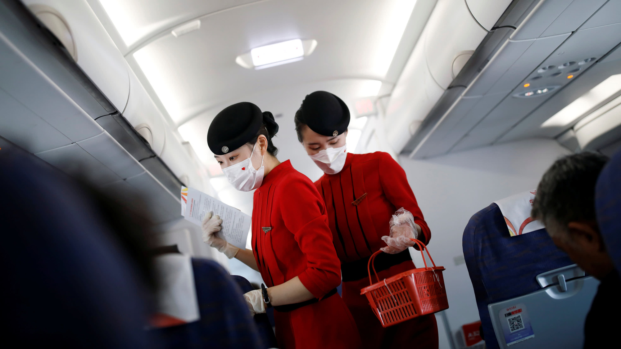 Trung Quốc khuyên tiếp viên hàng không đóng bỉm để tránh nhiễm Covid-19 - Ảnh 1.