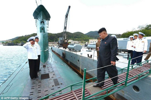 Tàu ngầm siêu nhỏ lớp Yugo: Đàn sói ẩn mình của hải quân Triều Tiên - Ảnh 1.