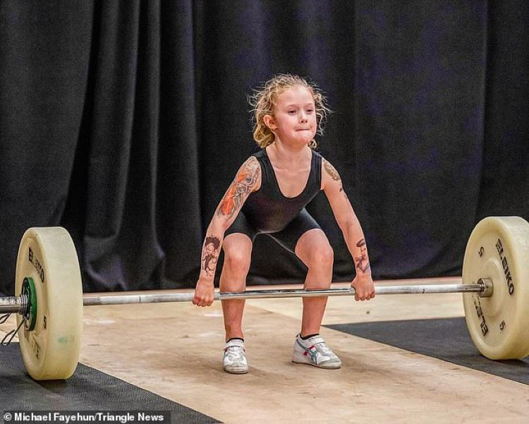 Nghẹt thở chứng kiến bé gái 7 tuổi khỏe nhất thế giới có thể nâng tạ 80 kg - Ảnh 5.