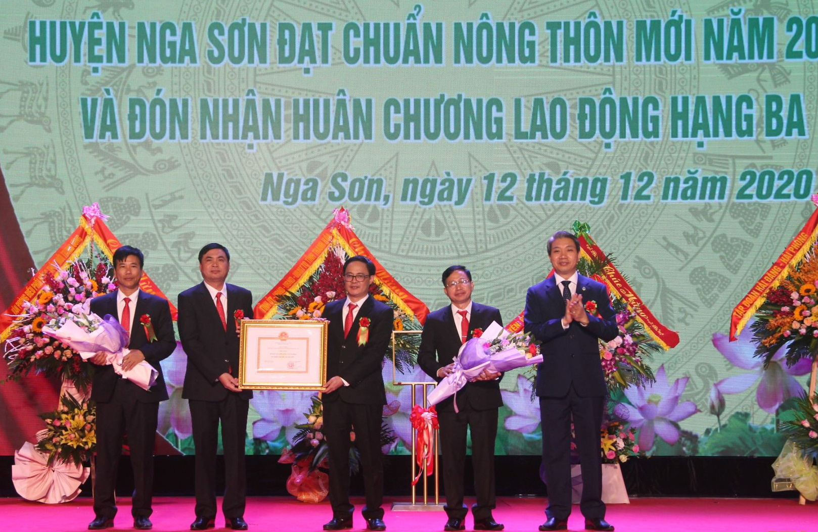 Thanh Hóa: Nga Sơn công bố huyện đạt chuẩn NTM và đón nhận Huân chương Lao động hạng ba - Ảnh 1.