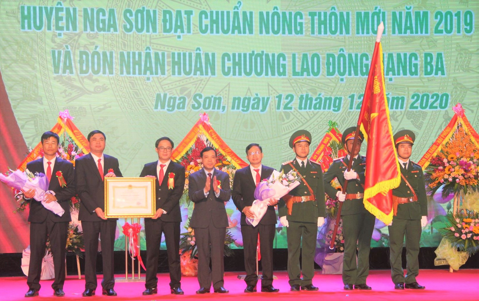 Thanh Hóa: Nga Sơn công bố huyện đạt chuẩn NTM và đón nhận Huân chương Lao động hạng ba - Ảnh 2.