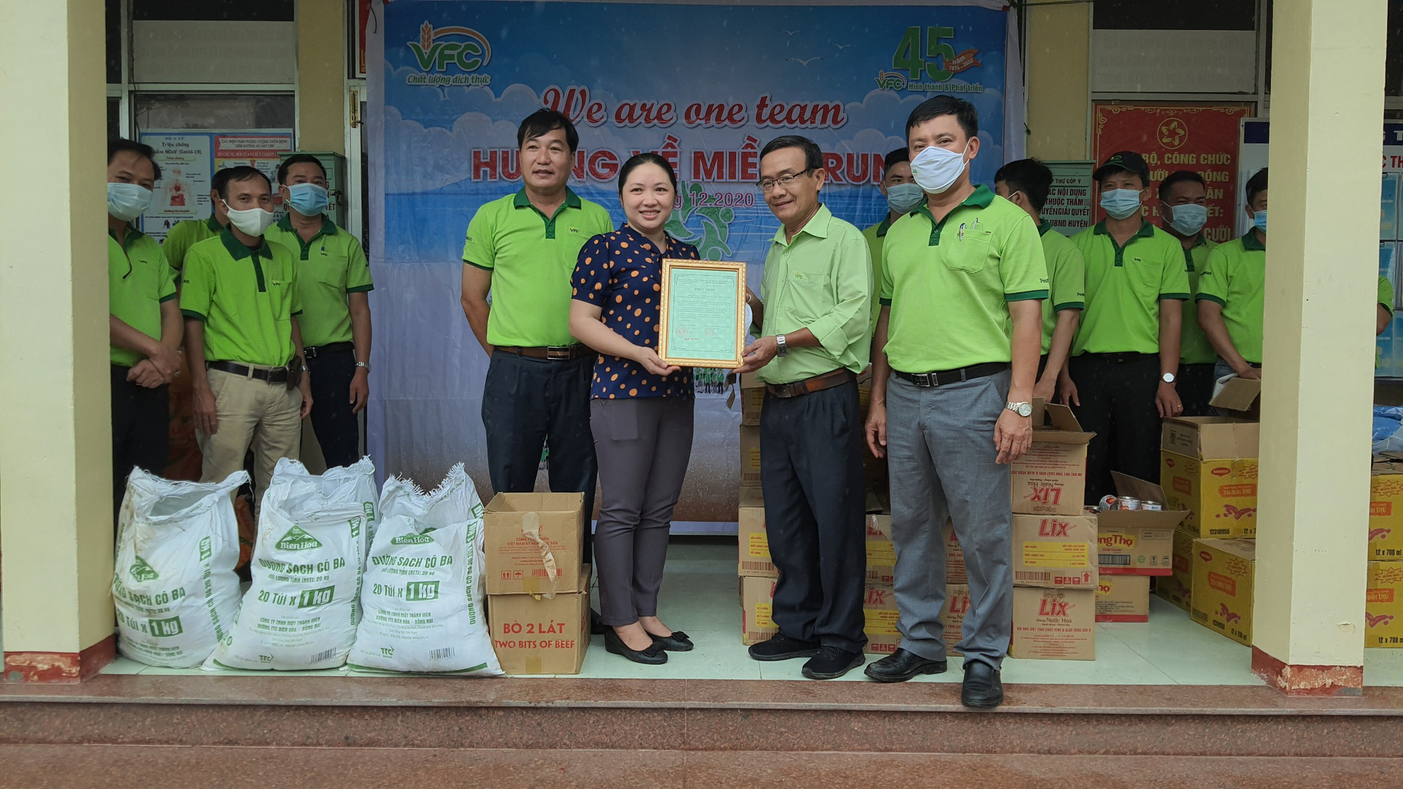 Phú Yên: 300 suất quà yêu thương đến với người dân vùng bão lũ - Ảnh 9.