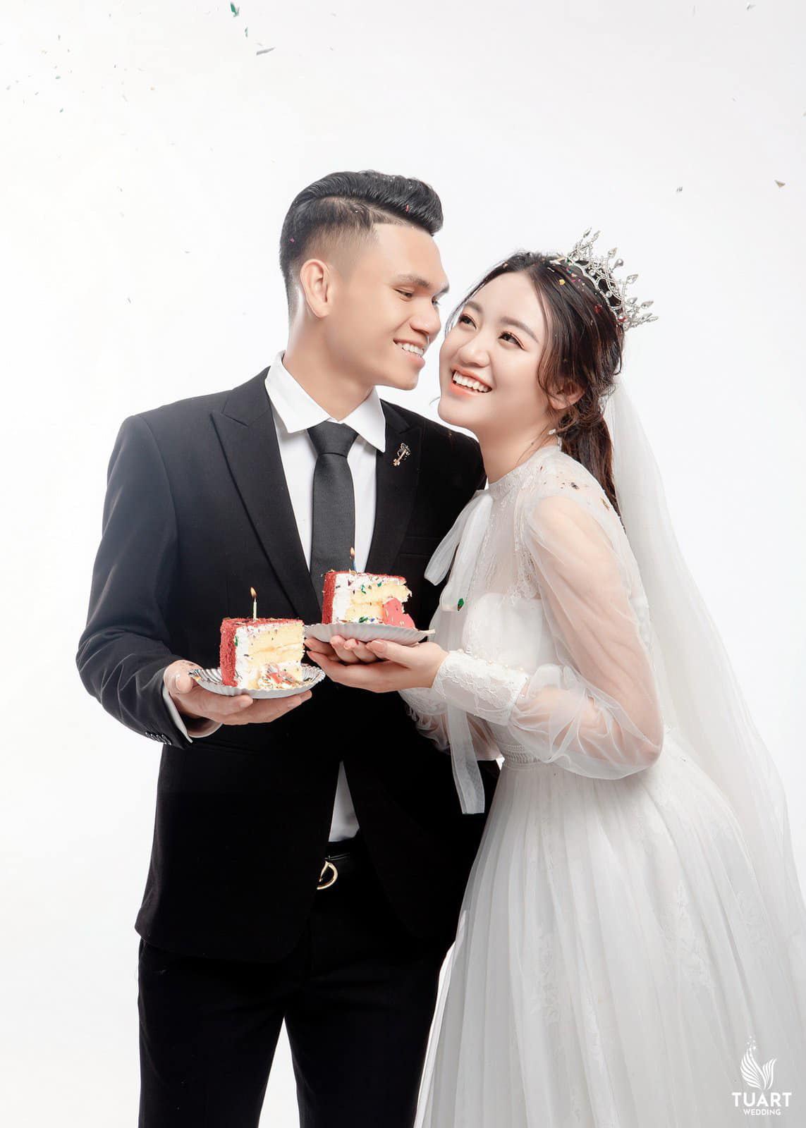 Cầu thủ nhà nghèo nhất ĐT Việt Nam lộ ảnh cưới, ai cũng khen &quot;trời sinh một cặp&quot; - Ảnh 2.