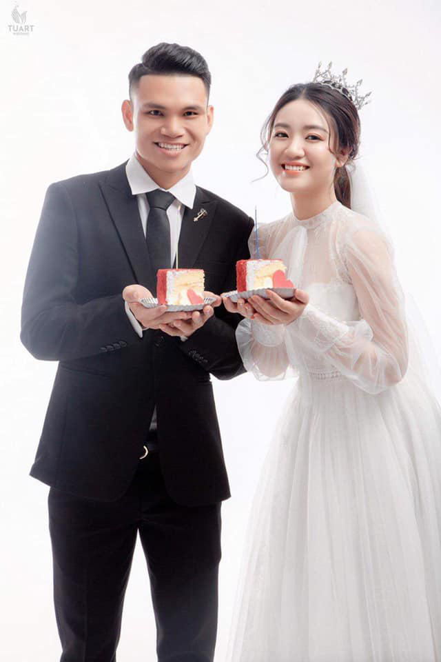 Cầu thủ nhà nghèo nhất ĐT Việt Nam lộ ảnh cưới, ai cũng khen &quot;trời sinh một cặp&quot; - Ảnh 3.