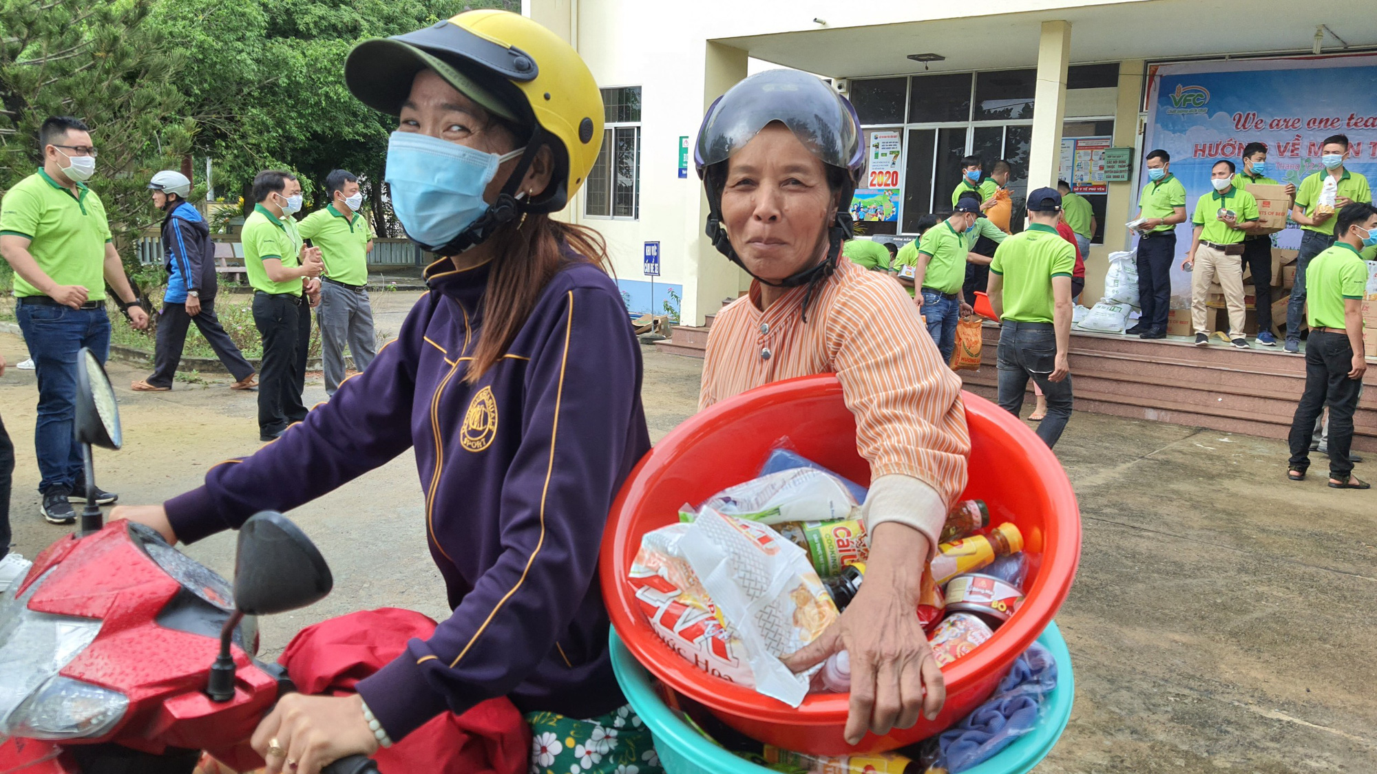 Phú Yên: 300 suất quà yêu thương đến với người dân vùng bão lũ - Ảnh 10.