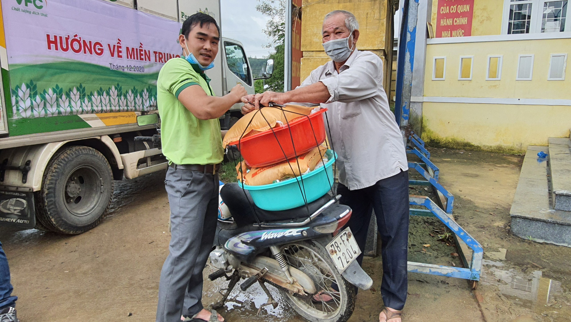 Phú Yên: 300 suất quà yêu thương đến với người dân vùng bão lũ - Ảnh 11.