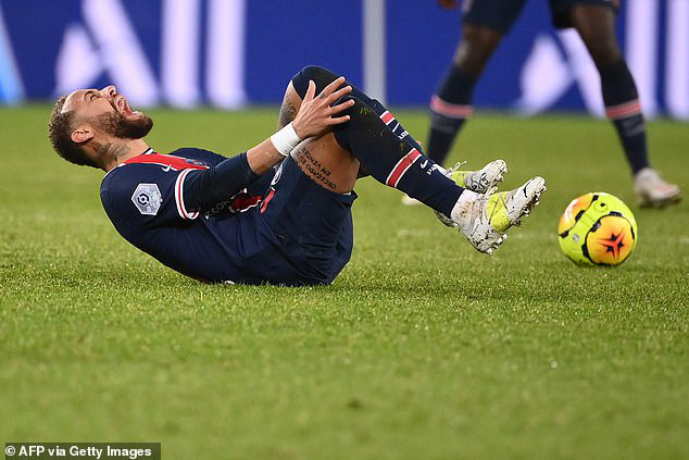 Neymar kêu thất thanh sau pha va chạm.