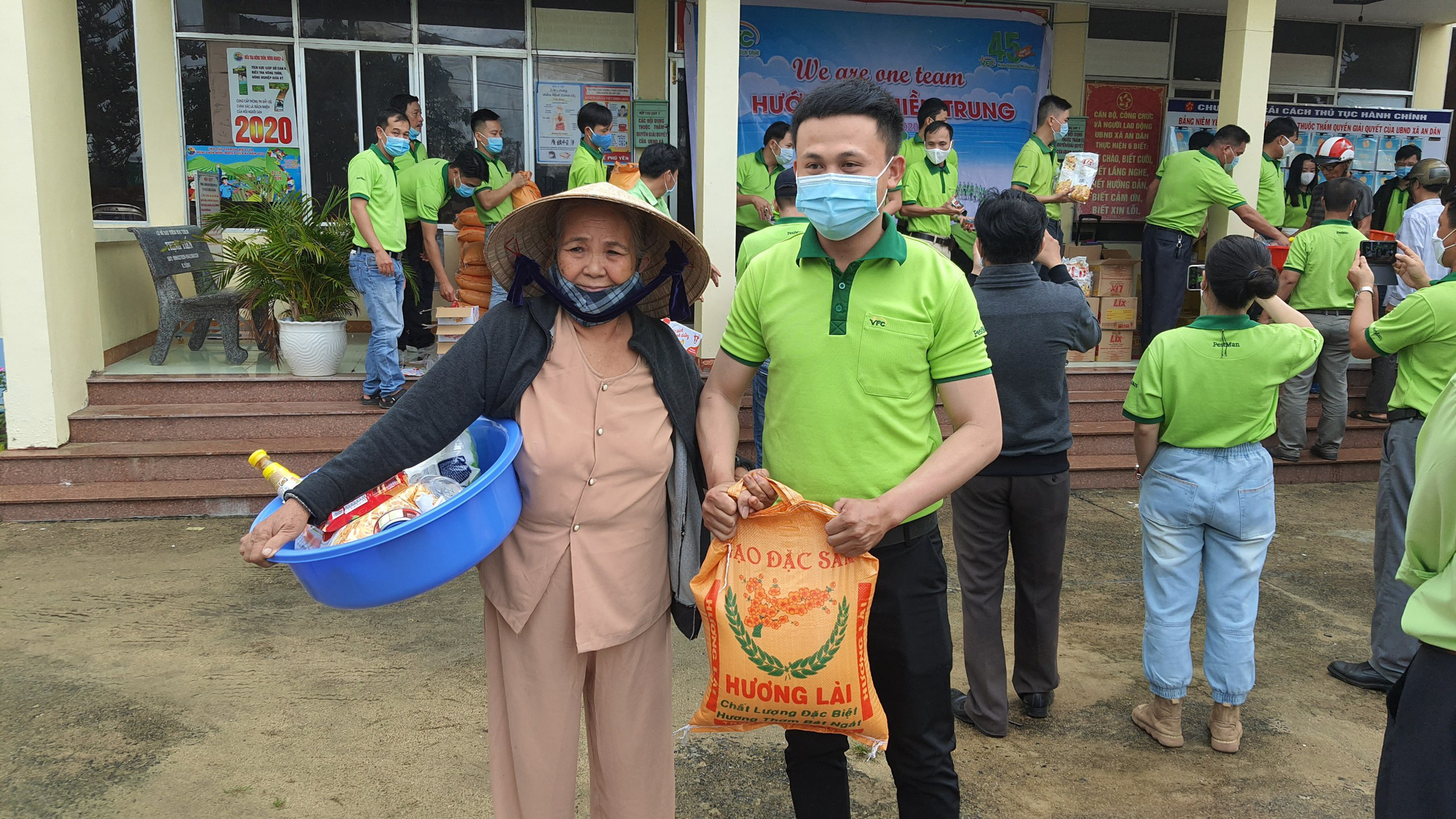 Phú Yên: 300 suất quà yêu thương đến với người dân vùng bão lũ - Ảnh 12.