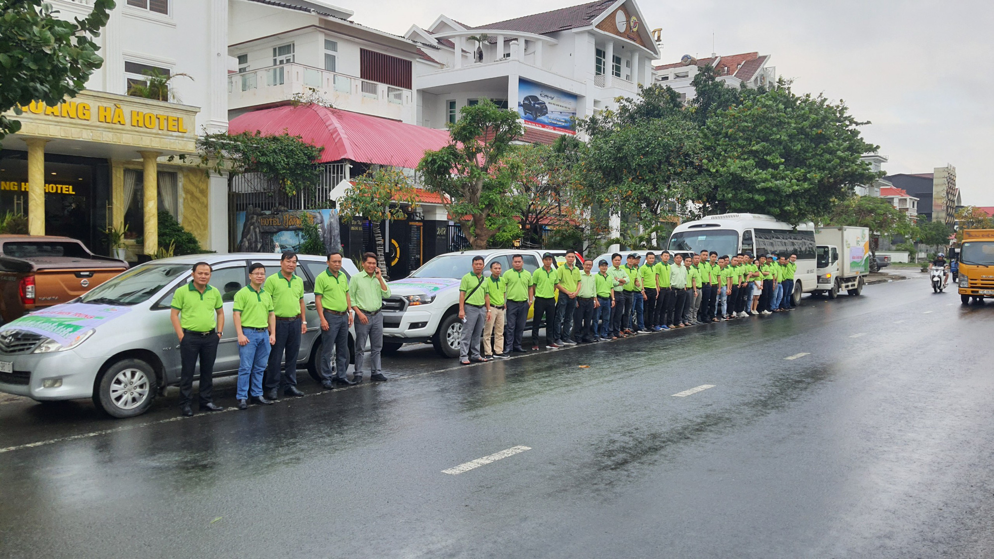 Phú Yên: 300 suất quà yêu thương đến với người dân vùng bão lũ - Ảnh 5.