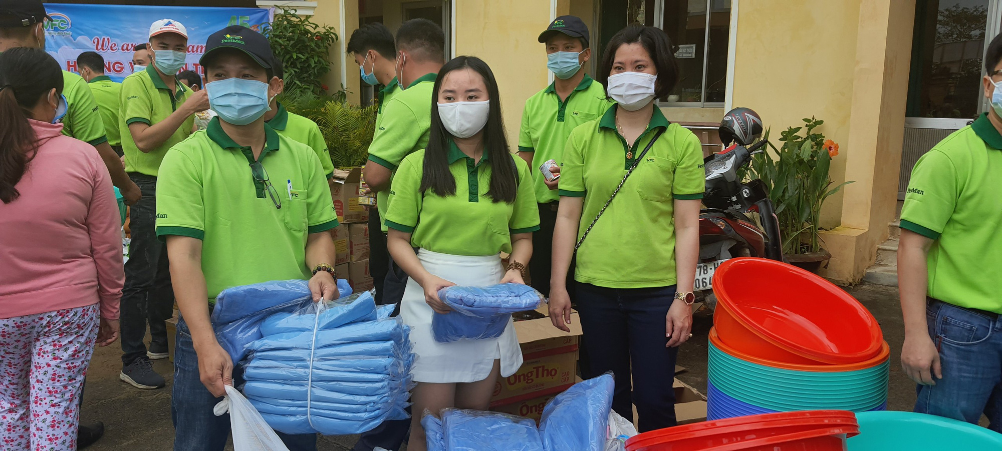 Phú Yên: 300 suất quà yêu thương đến với người dân vùng bão lũ - Ảnh 13.