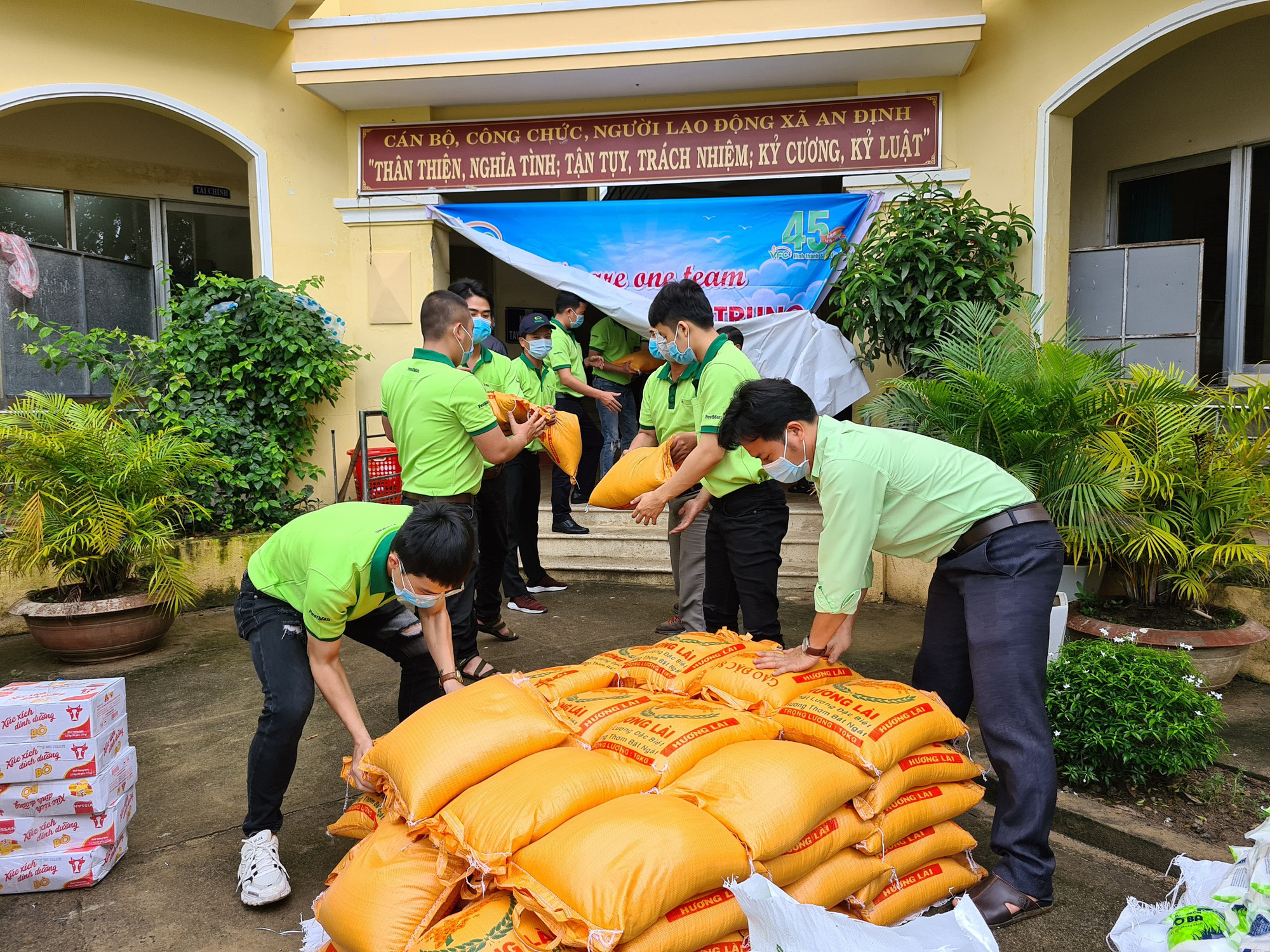 Phú Yên: 300 suất quà yêu thương đến với người dân vùng bão lũ - Ảnh 4.