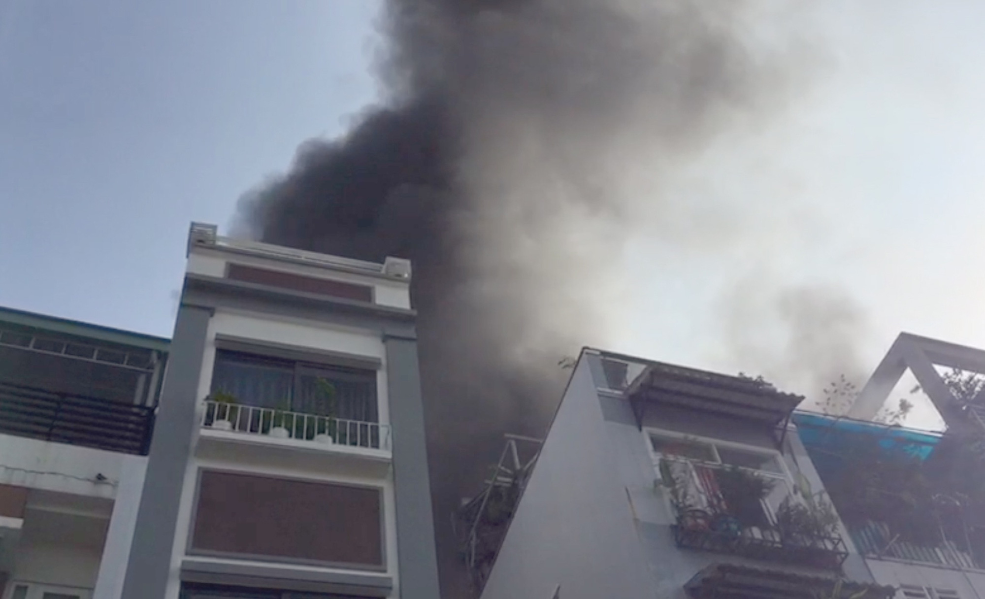 Cháy 5 căn nhà ở trung tâm Sài Gòn, người dân ôm đồ tháo chạy - Ảnh 1.