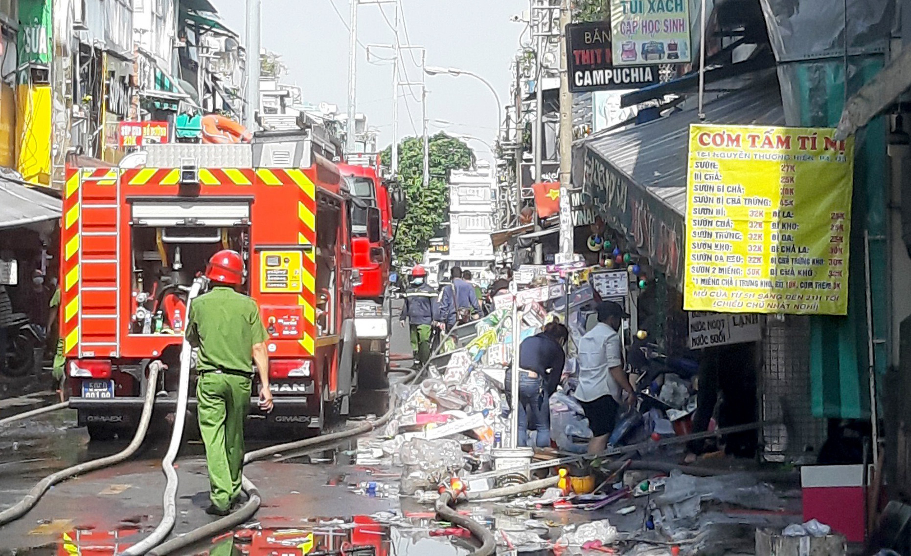 Cháy 5 căn nhà ở trung tâm Sài Gòn, người dân ôm đồ tháo chạy - Ảnh 3.