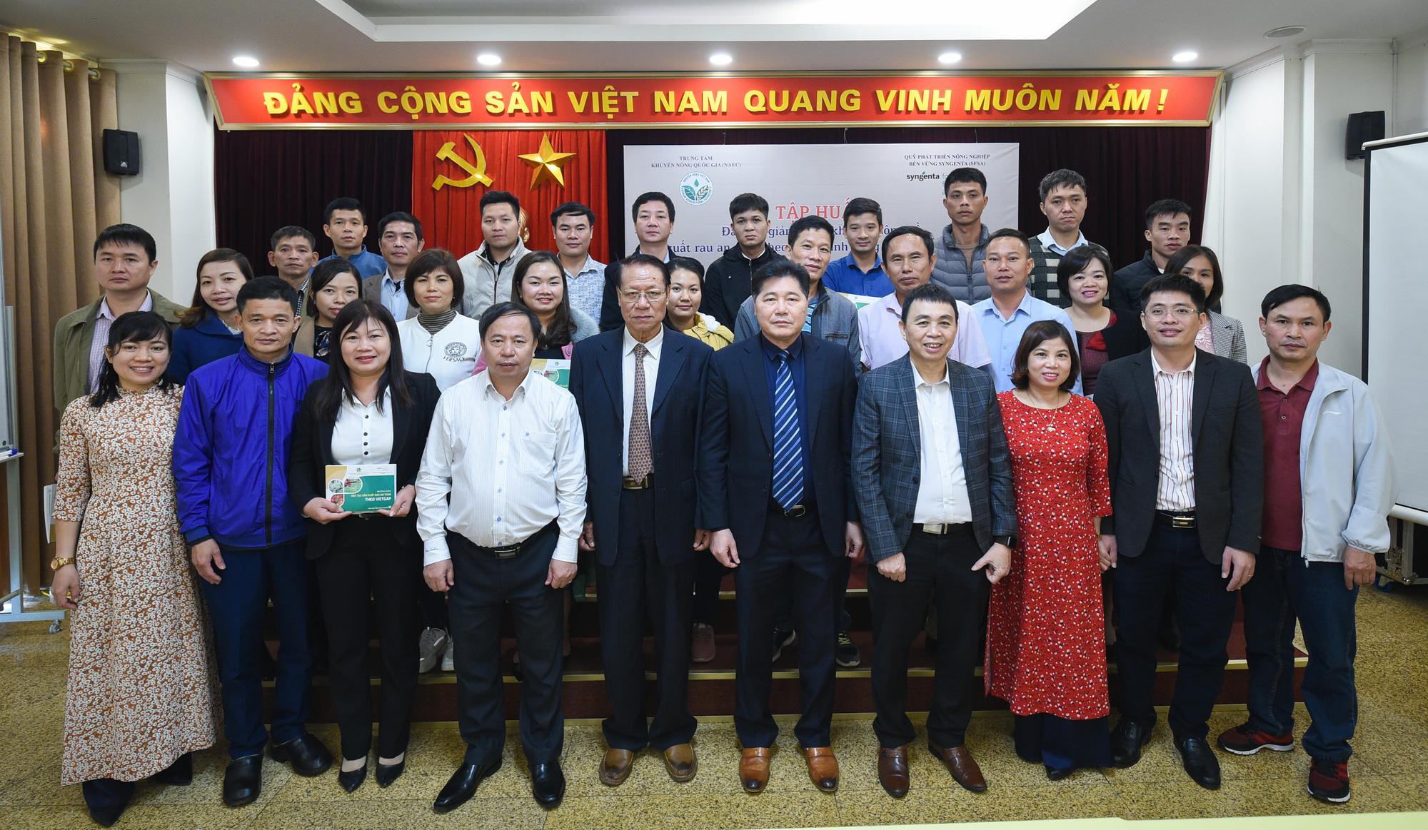 Hà Nội: Cán bộ khuyến nông học trồng rau VietGAP - Ảnh 3.