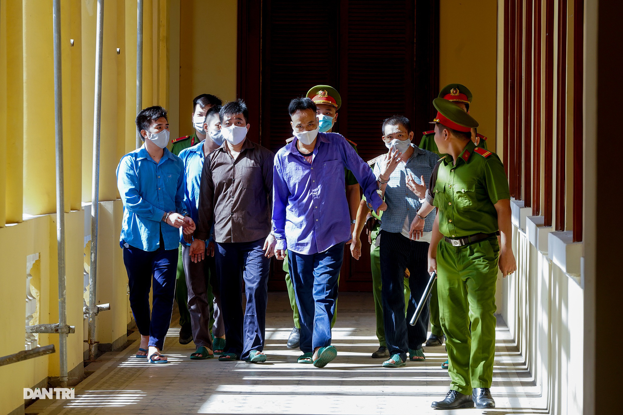 Xuất hiện tình tiết bất ngờ tại tòa trong ngày đầu xét xử vụ Tuấn &quot;khỉ&quot; - Ảnh 2.