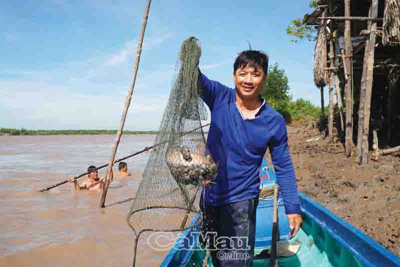 Loài cá mồm đầy râu nào của Cà Mau khiến anh &quot;thợ săn&quot; vừa thụt vừa thở hổn hển mới bắt được? - Ảnh 4.