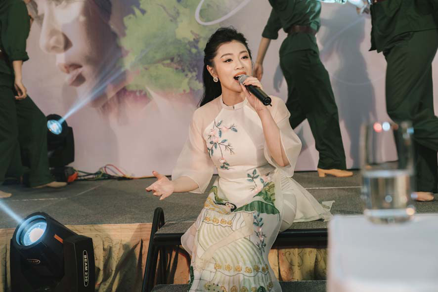 Sao Mai Thu Hằng, khoe con gái ba tháng tuổi trong ngày ra album tặng Cha   - Ảnh 1.