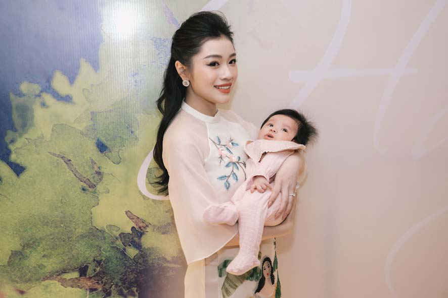 Sao Mai Thu Hằng, khoe con gái ba tháng tuổi trong ngày ra album tặng Cha   - Ảnh 3.
