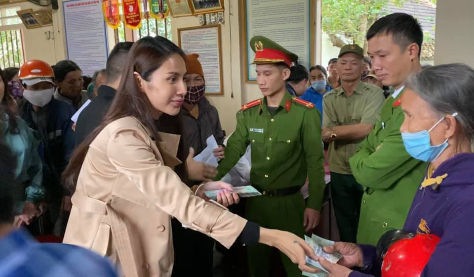 Thủy Tiên gây &quot;sốt&quot; vì công bố số tiền &quot;khủng&quot; từ &quot;túi riêng&quot; lo Tết, trả nợ cho dân nghèo - Ảnh 2.