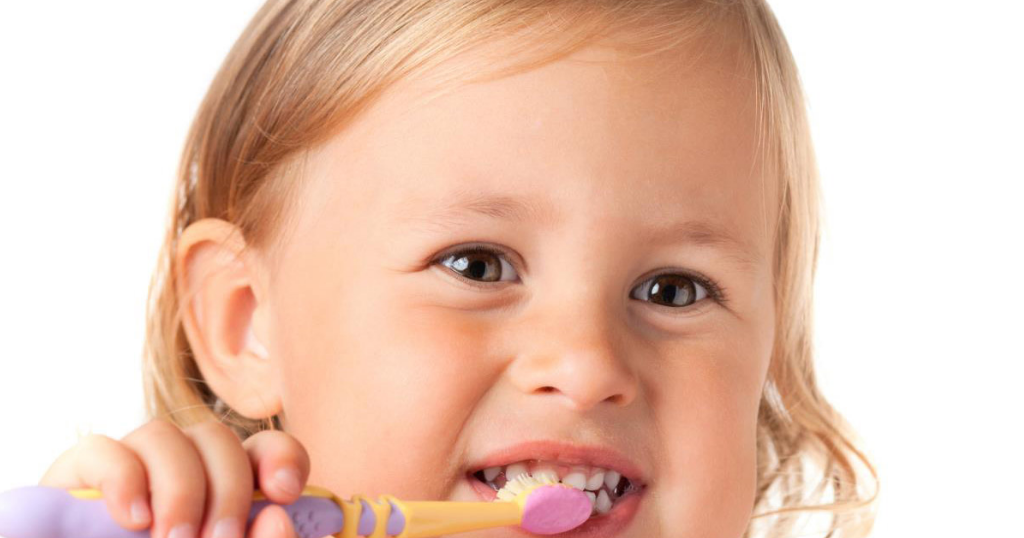 Cho trẻ dùng lẫn kem đánh răng của người lớn: Chuyên gia khuyến cáo gì? - Ảnh 1.