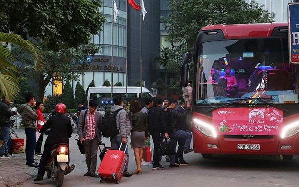 Hạn chế người đón, tiễn tại sân bay dịp Tết Nguyên đán 2021 - Ảnh 1.