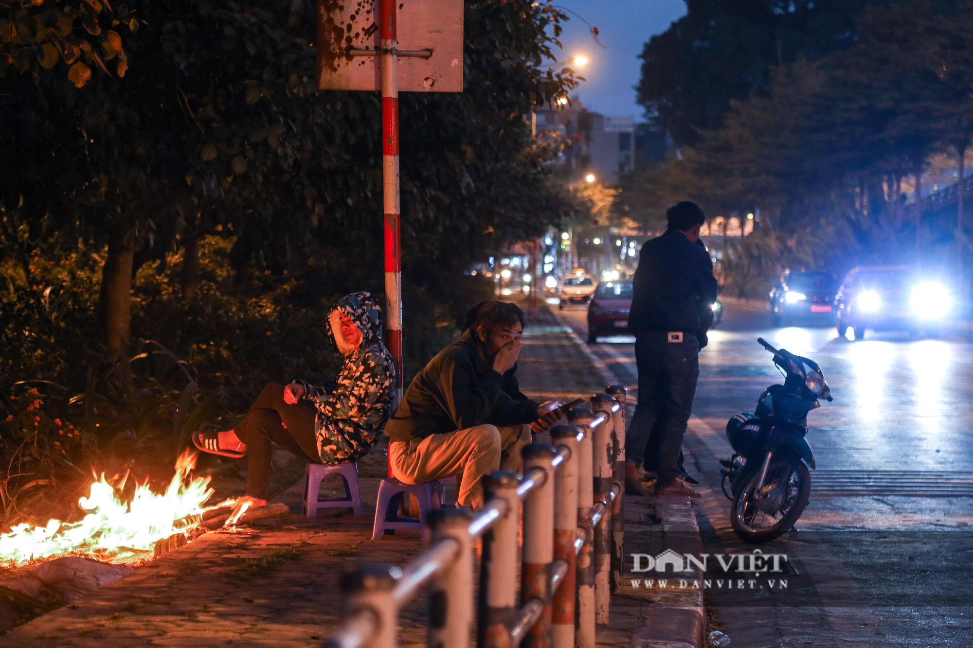 Người Hà Nội co ro, đốt lửa sưởi ấm trên phố ngày giá rét 11 độ C - Ảnh 1.