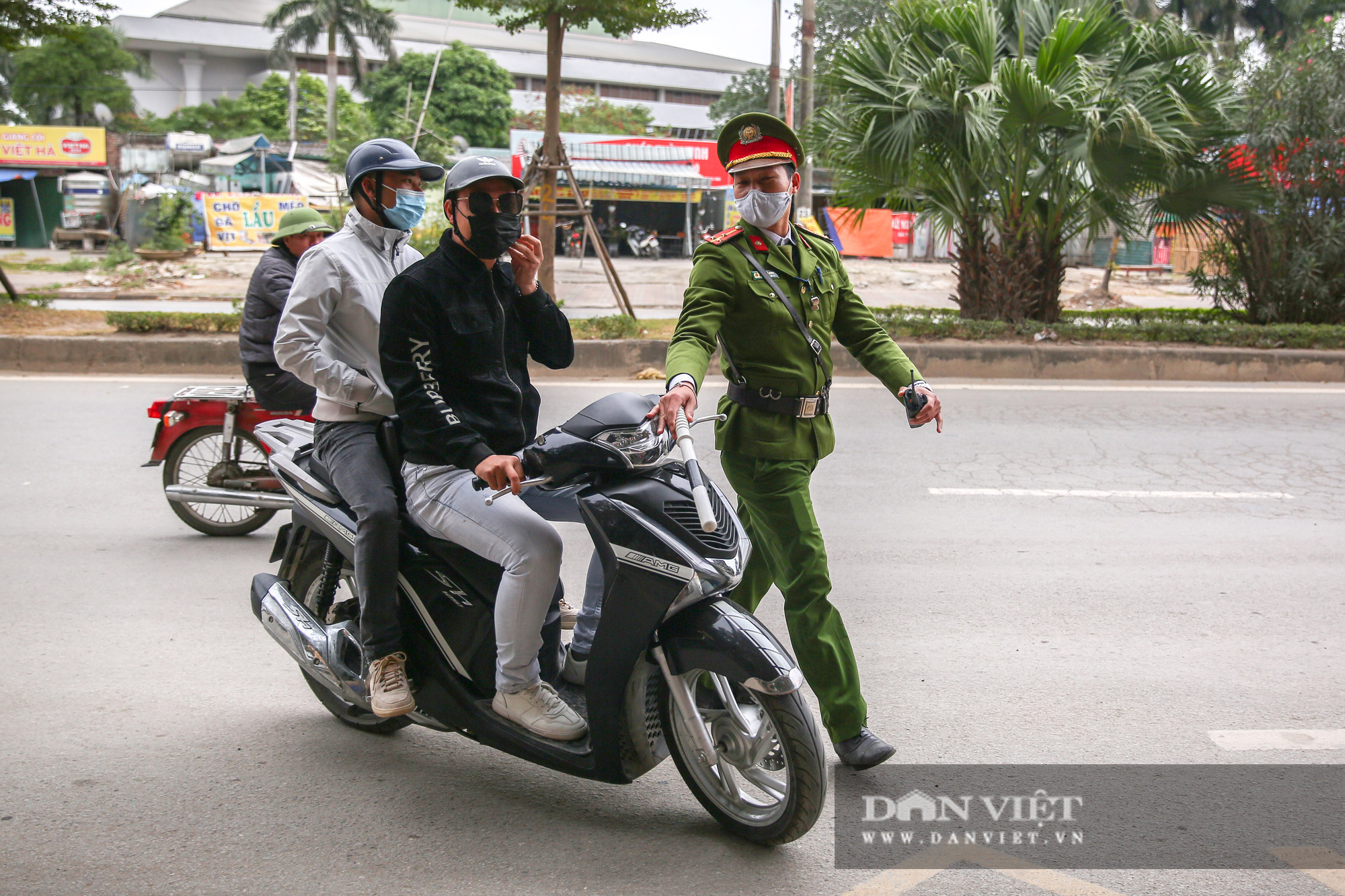 Ma men quay đầu bỏ chạy, dọa bỏ xe khi gặp chốt thổi nồng độ cồn  - Ảnh 2.