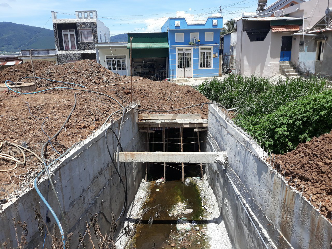 Ngang nhiên xây dựng “chợ” lấn hành lang ATGT, lộ giới suối ở huyện nông thôn mới - Ảnh 4.