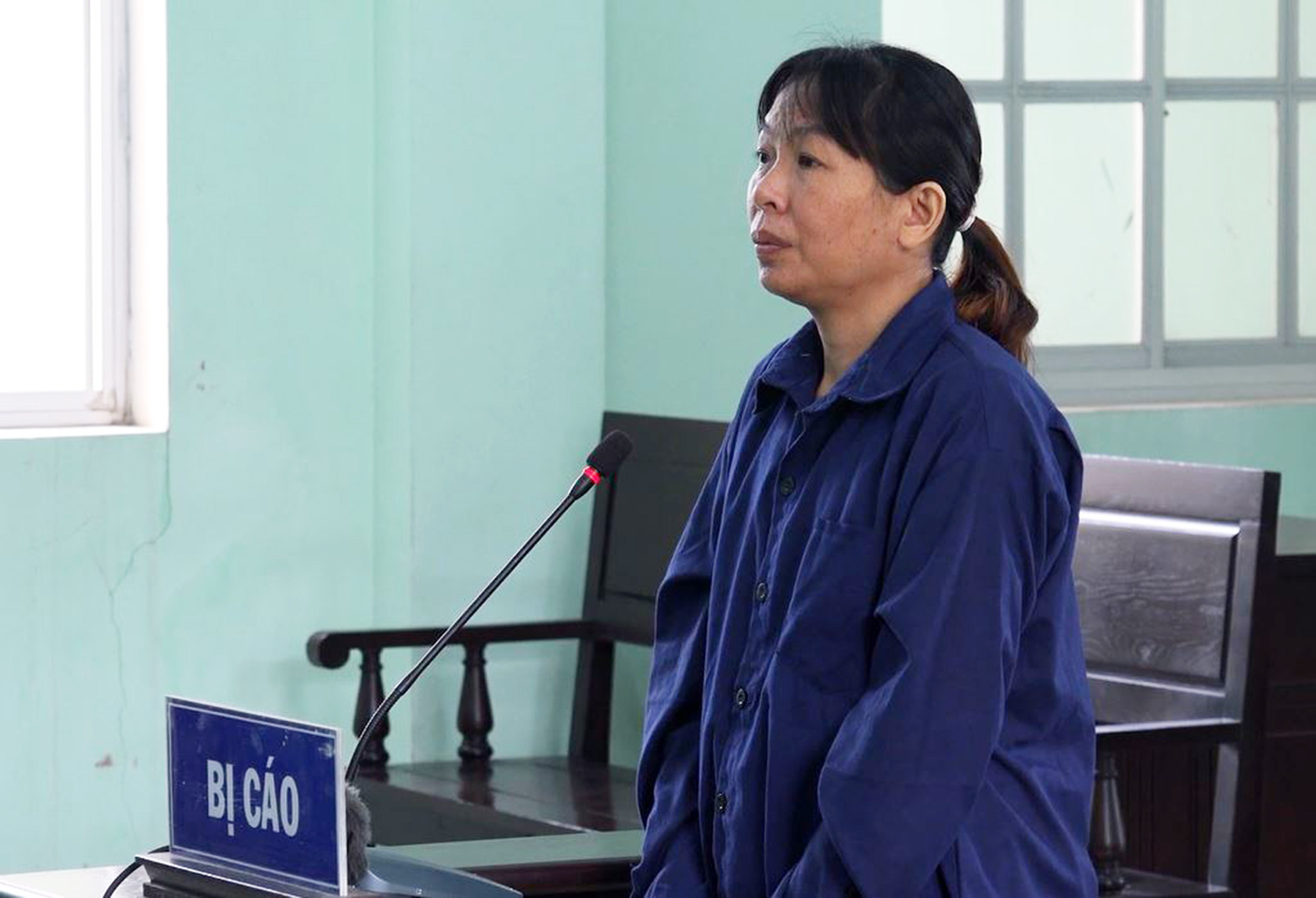 Lừa tiêm phòng vắc xin Covid-19 giả, nữ y tá “dỏm” ở Bình Định lãnh 4 năm tù giam - Ảnh 1.