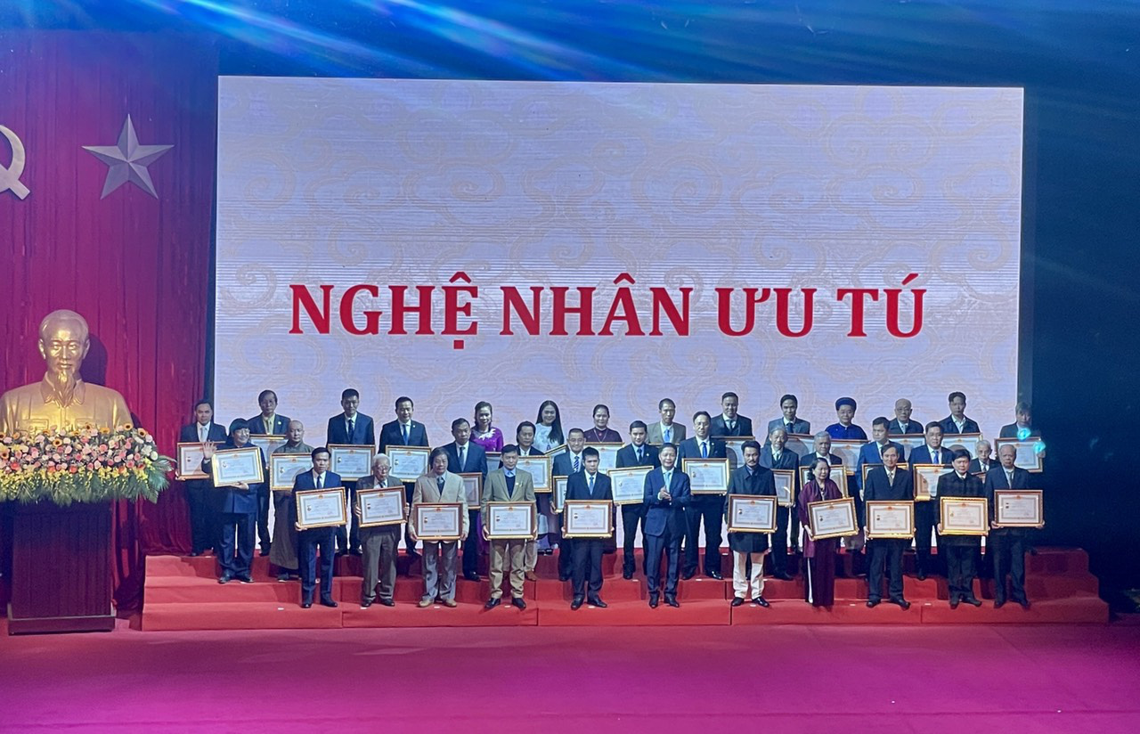 PNJ vinh dự có 6 nghệ nhân được trao tặng danh hiệu nghệ nhân ưu tú ngành Kim Hoàn - Ảnh 1.