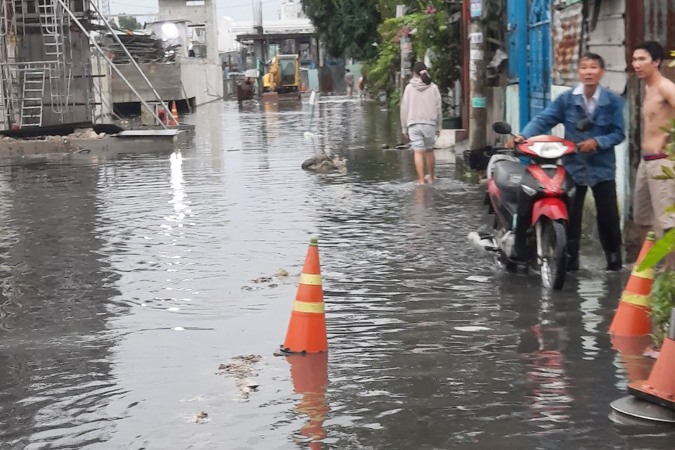 Khu dân cư ở TP.HCM bị ngập hơn 1 tháng - Ảnh 2.