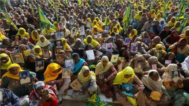 Góa phụ nông dân ở Ấn Độ biểu tình phản đối cải cách nông nghiệp - Ảnh 1.