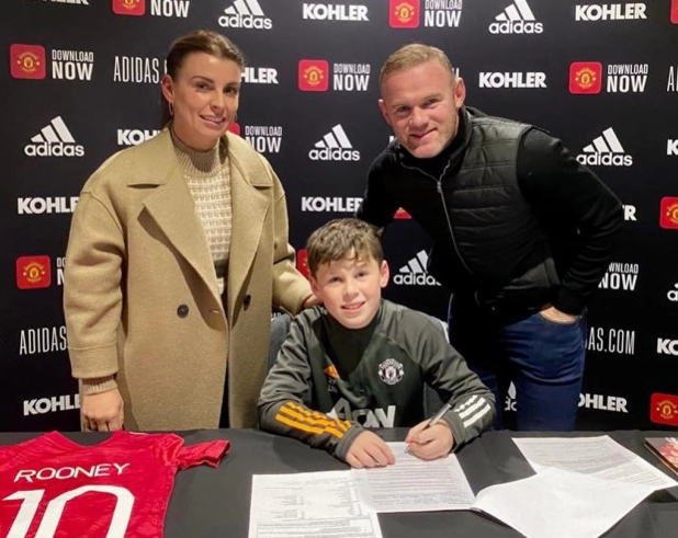 Vợ chồng Rooney đưa con trai đi ký hợp đồng.