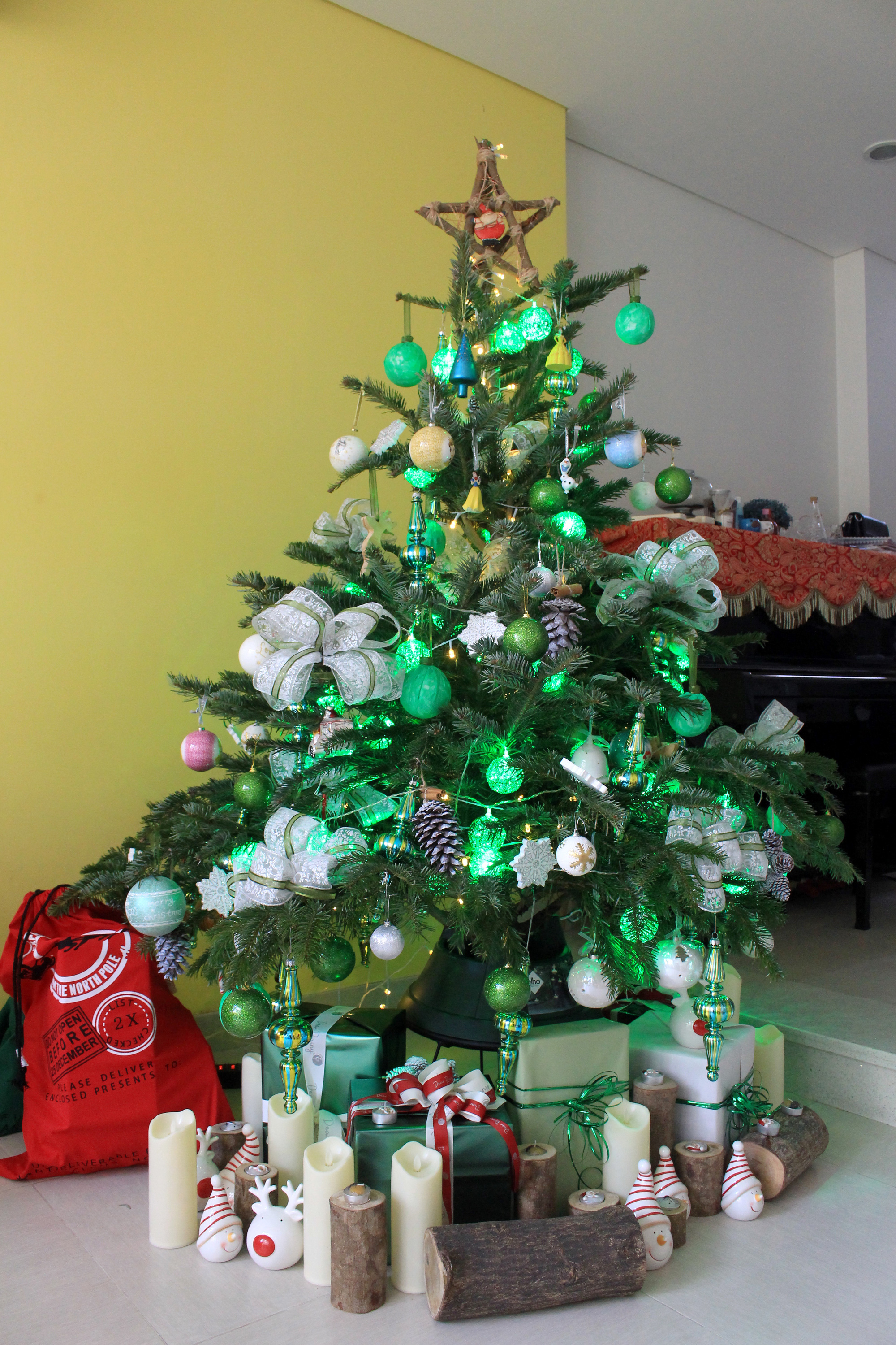 Cây thông Noel trang trí siêu lung linh sẽ là điểm nhấn hoàn hảo cho không gian nhà bạn trong mùa giáng sinh. Cùng ngắm những bức hình ảnh về cây thông Noel đầy màu sắc và phong cách trang trí độc đáo nhé.