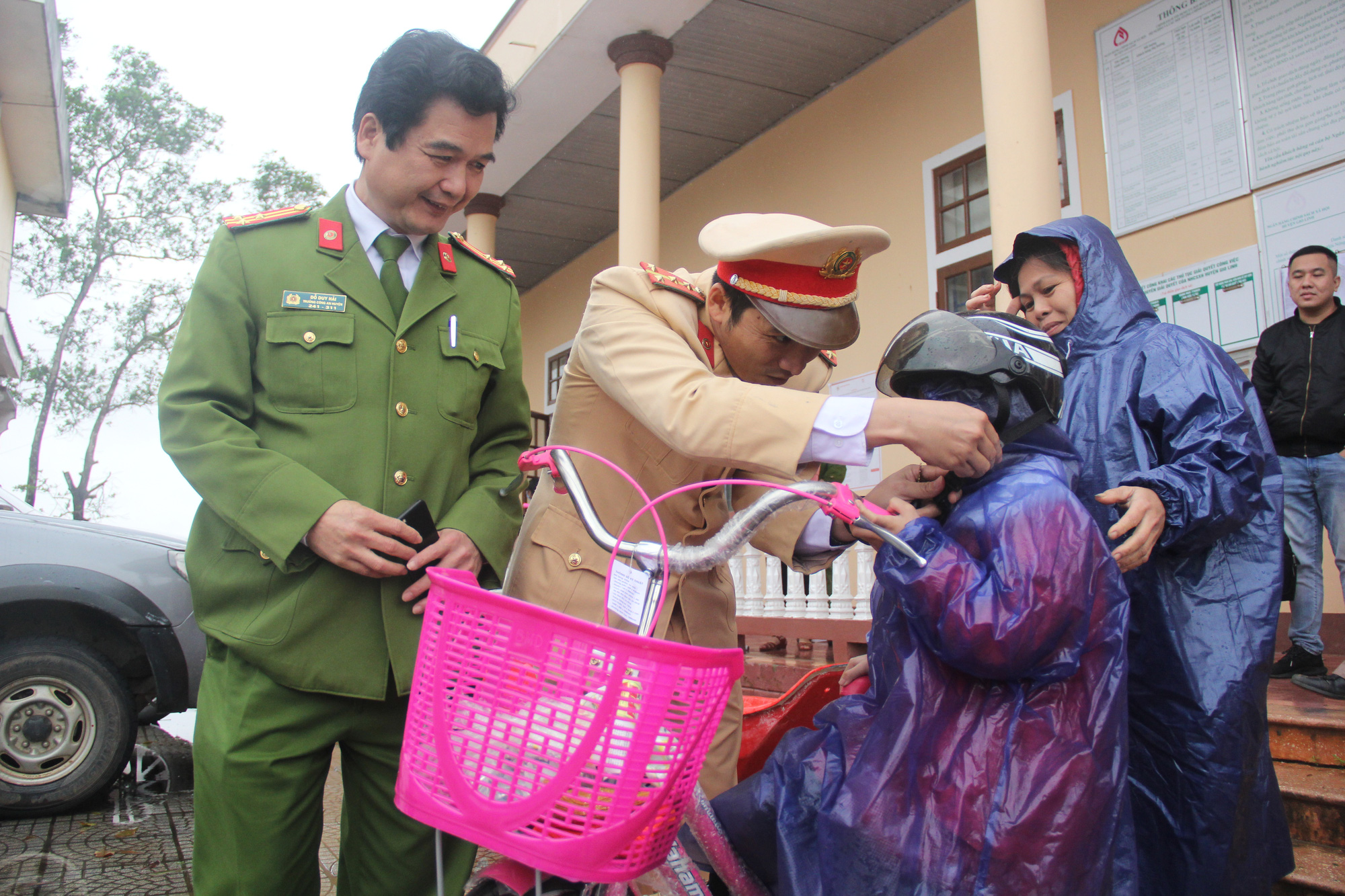 Học sinh ở Quảng Trị cười lộ răng sún khi nhận xe đạp từ đoàn thiện nguyện tỉnh Long An - Ảnh 10.